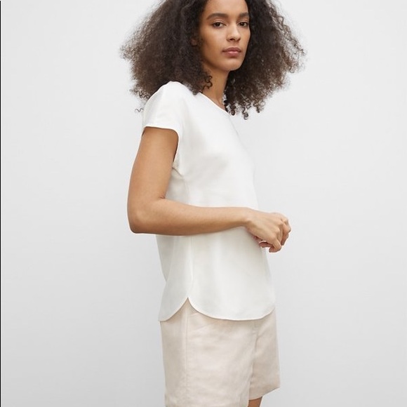 Club Monaco Tops - ❤️❤️❤️Club Monaco Off White Satin Tee size M❤️❤️❤️